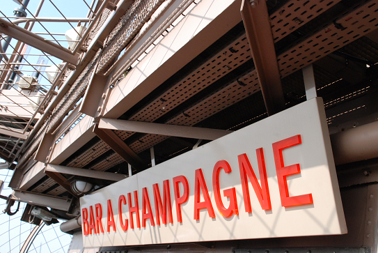 bar champagne Un bar à champagne en haut de la tour