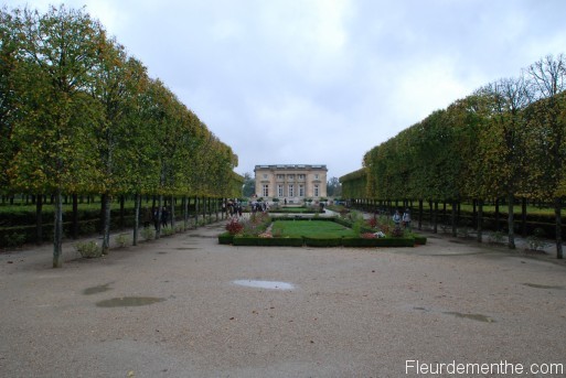 Petit Trianon vu des jardins