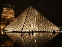 La pyramide du Louvre de nuit