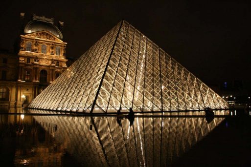 La pyramide du Louvre de nuit